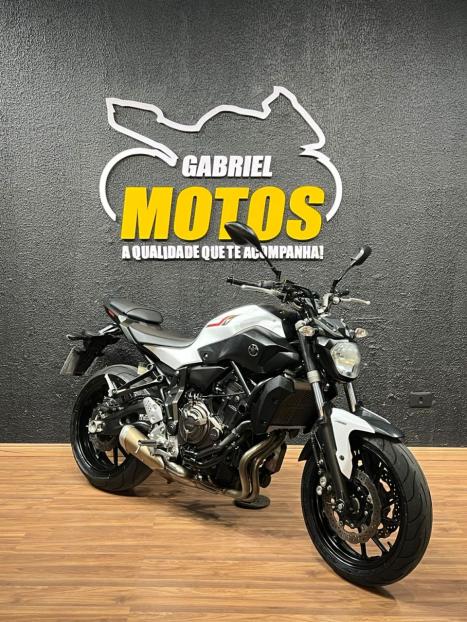 YAMAHA MT-07 700 ABS, Foto 3