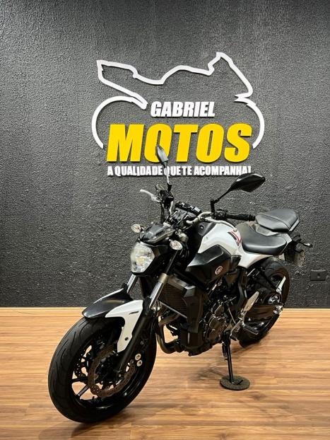 YAMAHA MT-07 700 ABS, Foto 4