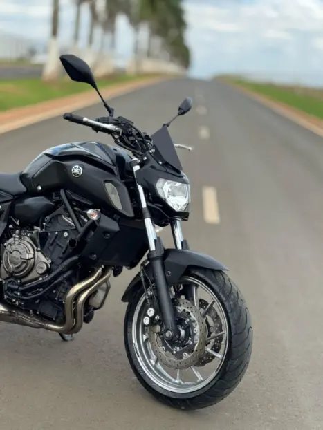 YAMAHA MT-07 700 ABS, Foto 2