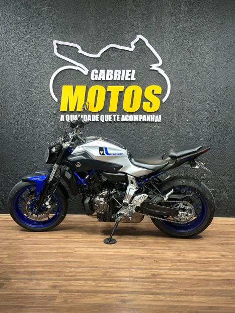 YAMAHA MT-07 700 ABS, Foto 2