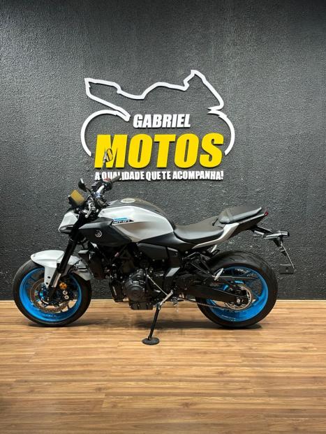 YAMAHA MT-07 700 ABS, Foto 2
