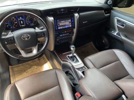 TOYOTA Hilux SW4 2.8 4P SRX 4X4 TURBO DIESEL AUTOM�TICO, Foto 9