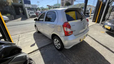 TOYOTA Etios Hatch 1.3 16V 4P FLEX X AUTOM�TICO, Foto 4