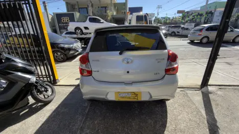 TOYOTA Etios Hatch 1.3 16V 4P FLEX X AUTOM�TICO, Foto 5