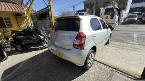 TOYOTA Etios Hatch 1.3 16V 4P FLEX X AUTOM�TICO, Foto 6