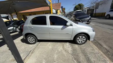 TOYOTA Etios Hatch 1.3 16V 4P FLEX X AUTOM�TICO, Foto 8