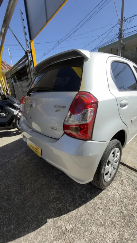 TOYOTA Etios Hatch 1.3 16V 4P FLEX X AUTOM�TICO, Foto 10