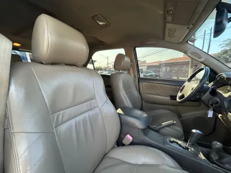 TOYOTA Hilux SW4 3.0 16V 4P SRV 4X4 7 LUGARES TURBO DIESEL AUTOMTICO, Foto 5