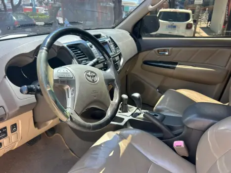 TOYOTA Hilux SW4 3.0 16V 4P SRV 4X4 7 LUGARES TURBO DIESEL AUTOMTICO, Foto 4