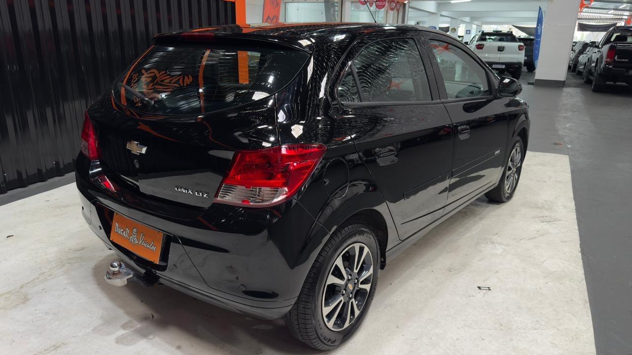 CHEVROLET Onix Hatch - Foto