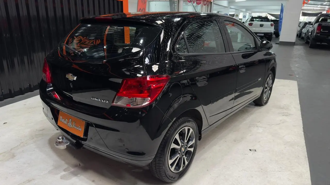 CHEVROLET Onix Hatch - Foto