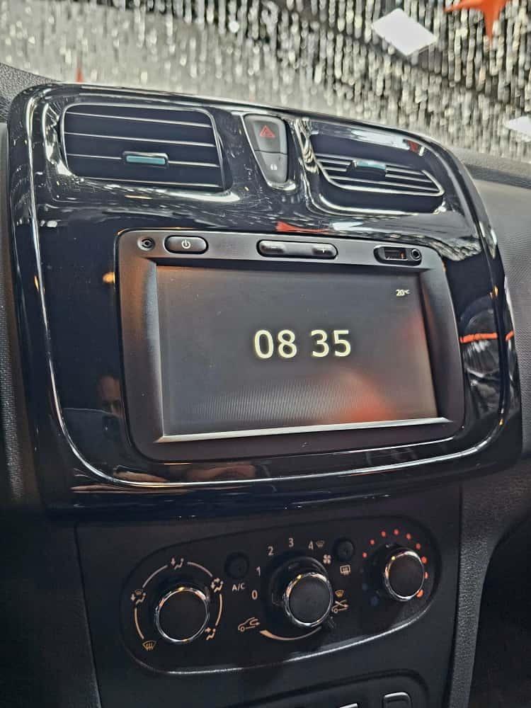 RENAULT Sandero - Foto