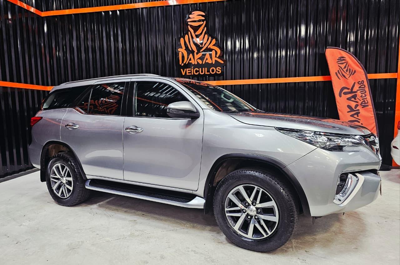 TOYOTA Hilux SW4 - Foto