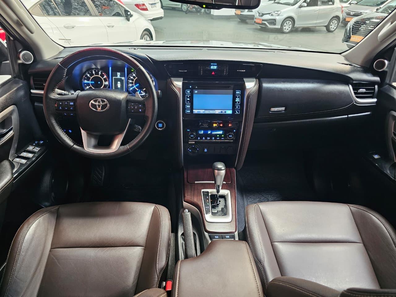 TOYOTA Hilux SW4 - Foto