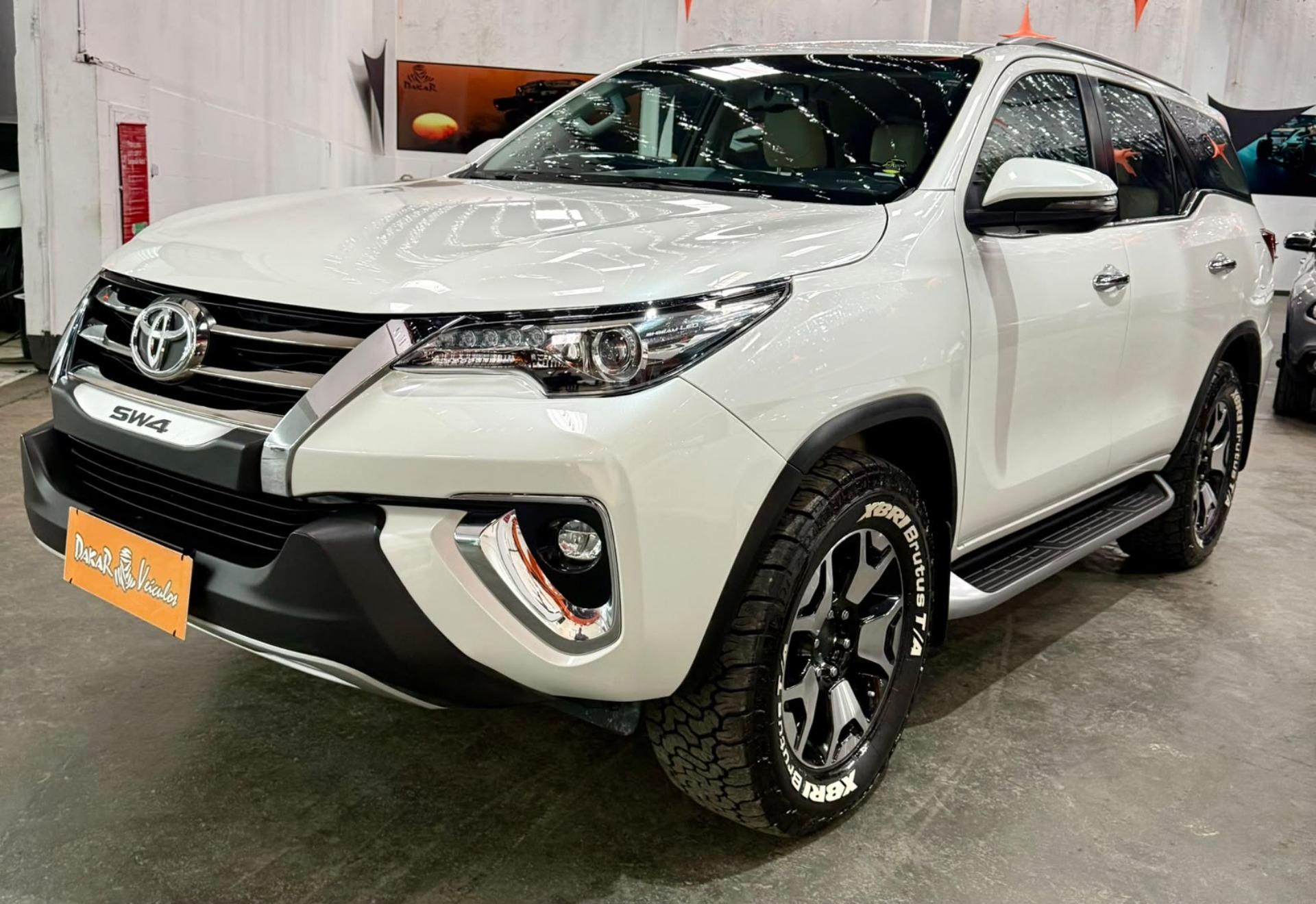 TOYOTA Hilux SW4