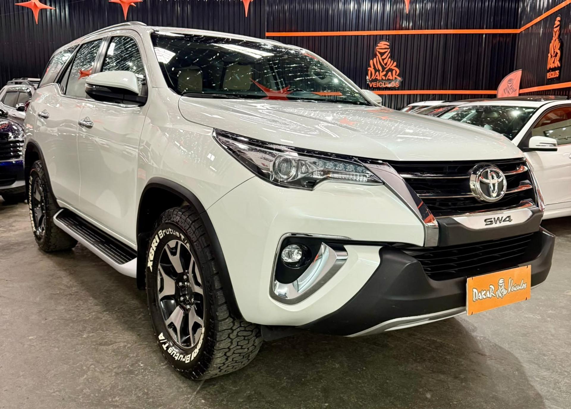 TOYOTA Hilux SW4 - Foto