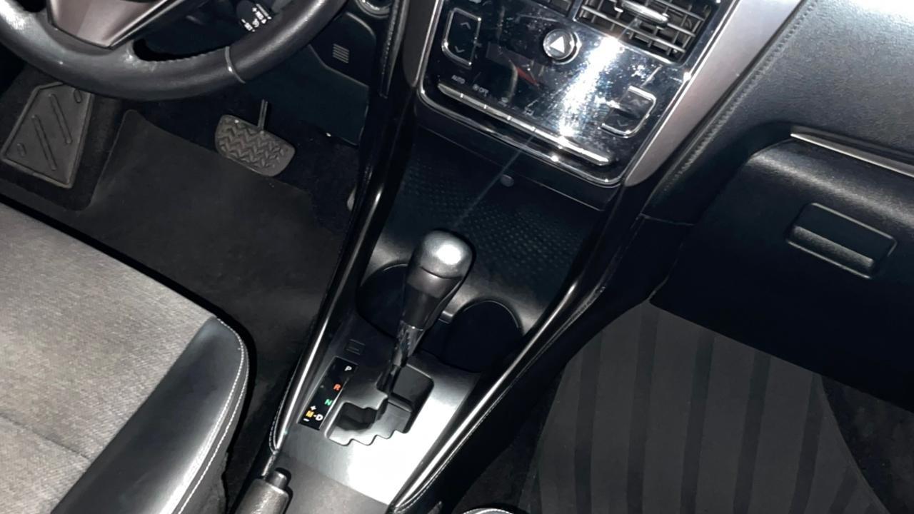 TOYOTA Yaris Sedan - Foto