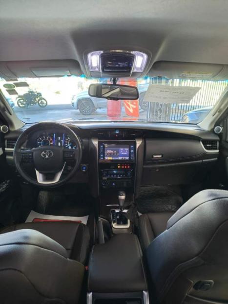 TOYOTA Hilux SW4 2.8 4P SRX 4X4 DIAMOND 7 LUGARES TURBO DIESEL AUTOM�TICO, Foto 10