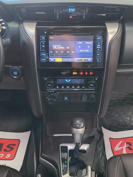 TOYOTA Hilux SW4 2.8 4P SRX 4X4 DIAMOND 7 LUGARES TURBO DIESEL AUTOM�TICO, Foto 13