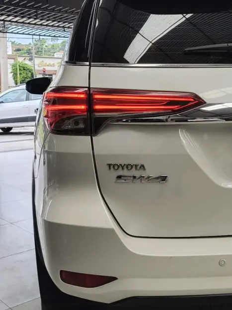 TOYOTA Hilux SW4 2.8 16V 4P SRX 4X4 7 LUGARES TURBO DIESEL AUTOM�TICO, Foto 4