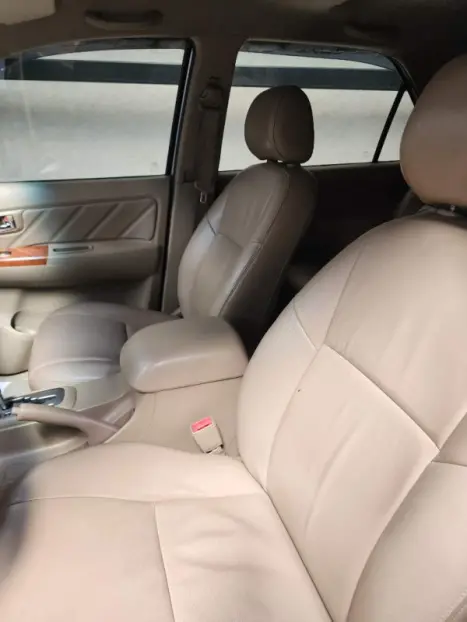 TOYOTA Hilux SW4 3.0 16V 4P SRV 4X4 7 LUGARES TURBO DIESEL AUTOMTICO, Foto 2