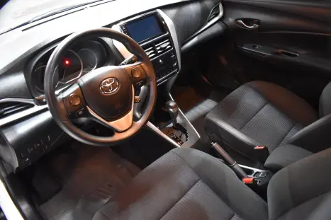 TOYOTA Yaris Hatch 1.3 16V 4P FLEX XL PLUS TECH MULTIDRIVE AUTOM�TICO CVT, Foto 8