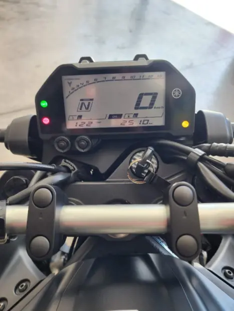 YAMAHA MT-03 300 ABS, Foto 2