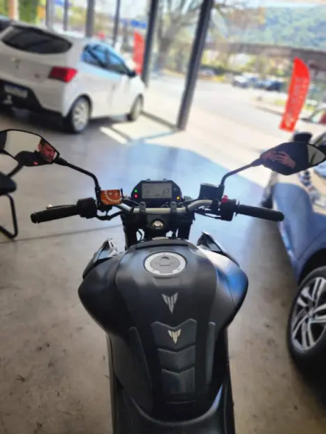 YAMAHA MT-03 300 ABS, Foto 3