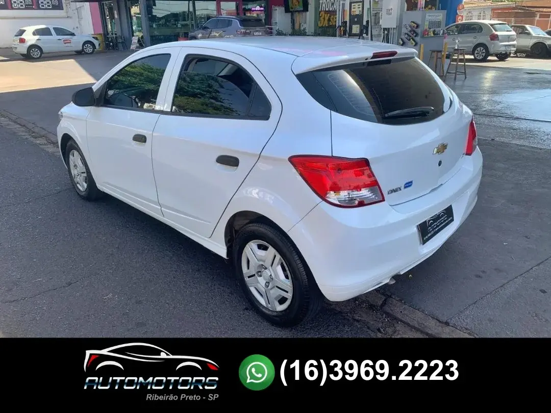 CHEVROLET Onix Hatch - Foto