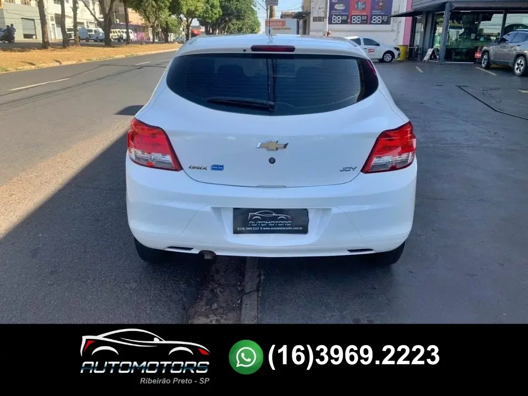 CHEVROLET Onix Hatch - Foto