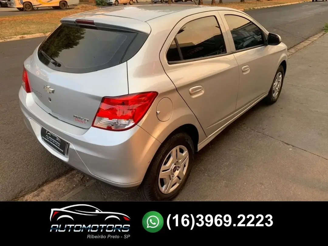 CHEVROLET Onix Hatch - Foto