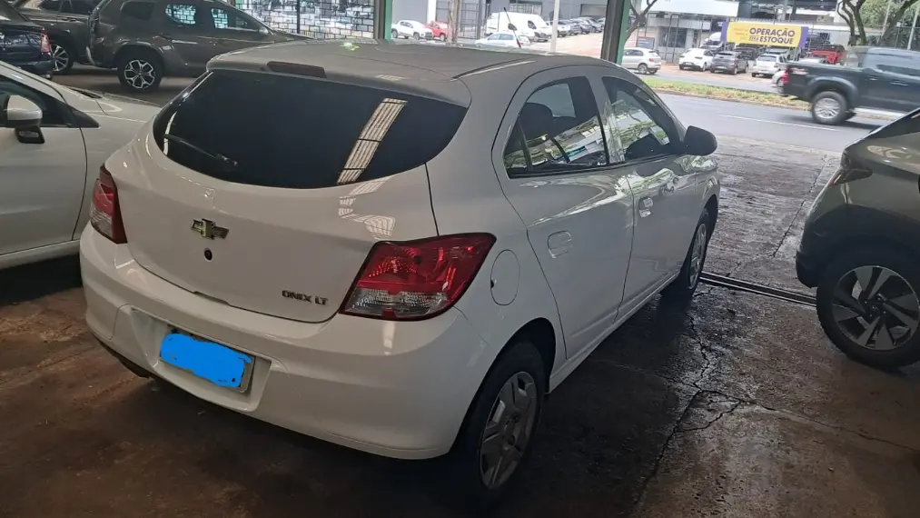 CHEVROLET Onix Hatch - Foto