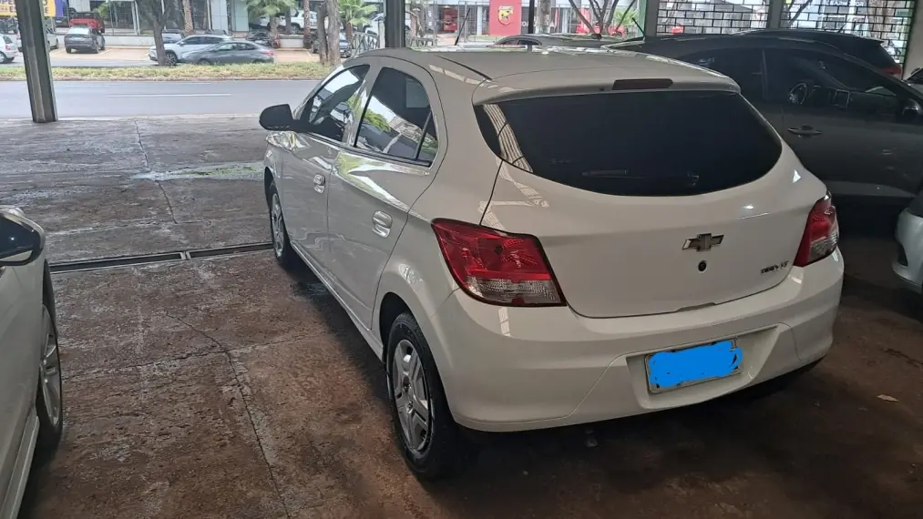 CHEVROLET Onix Hatch - Foto