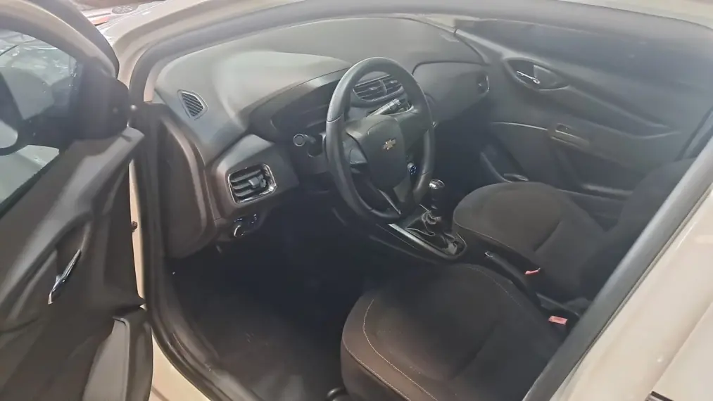 CHEVROLET Onix Hatch - Foto