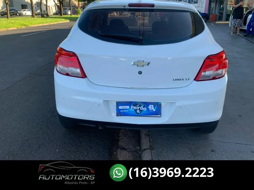 CHEVROLET Onix Hatch - Foto