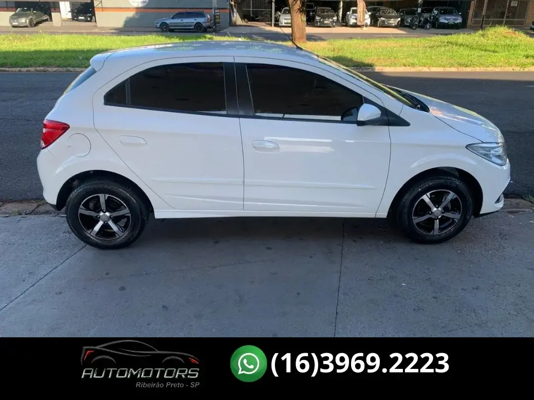 CHEVROLET Onix Hatch - Foto