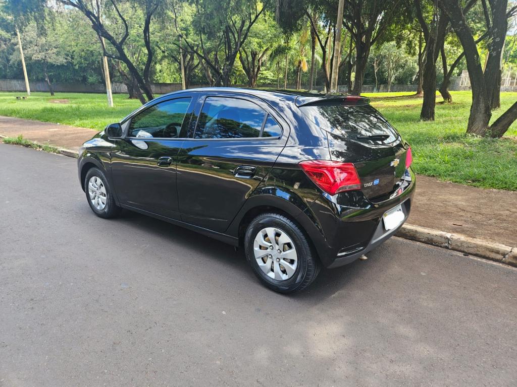 CHEVROLET Onix Hatch - Foto