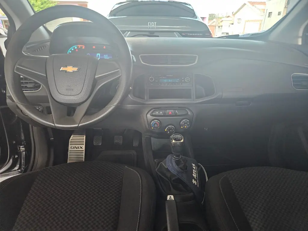 CHEVROLET Onix Hatch - Foto