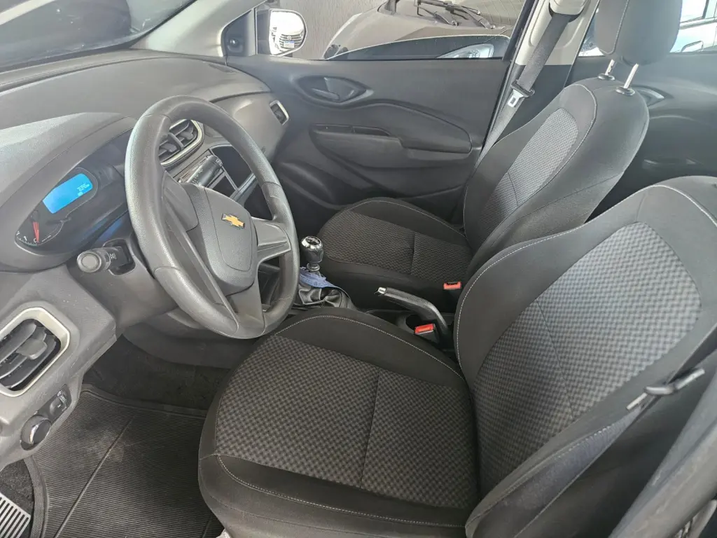 CHEVROLET Onix Hatch - Foto