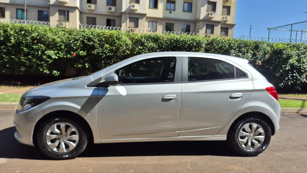 CHEVROLET Onix Hatch - Foto