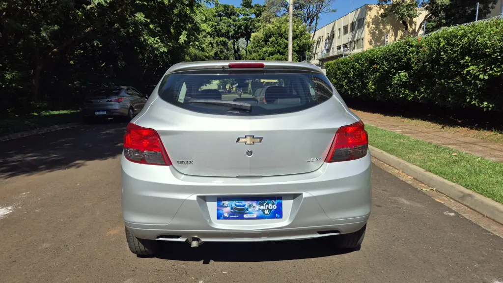 CHEVROLET Onix Hatch - Foto