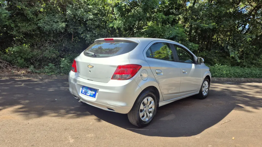 CHEVROLET Onix Hatch - Foto
