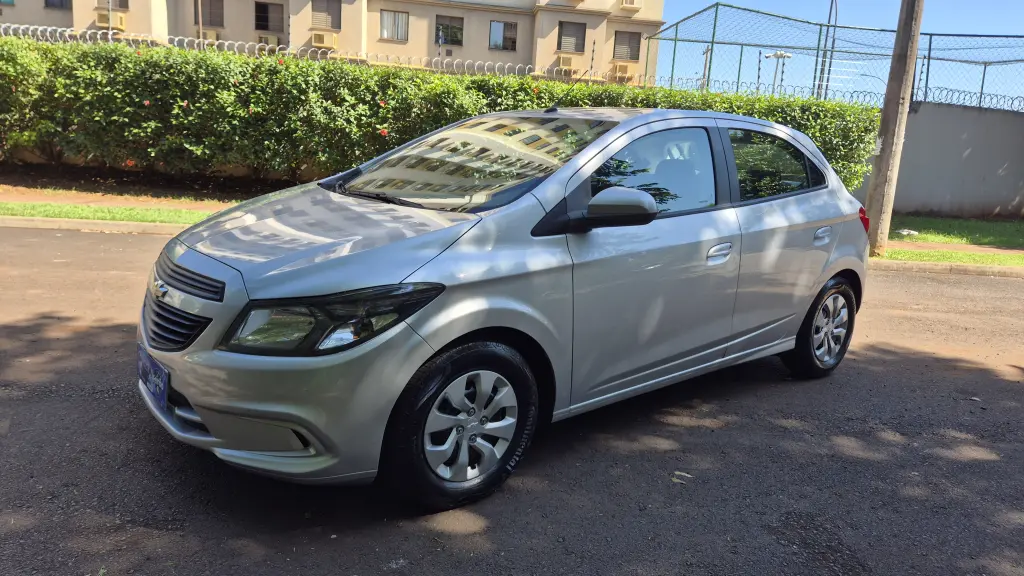 CHEVROLET Onix Hatch - Foto