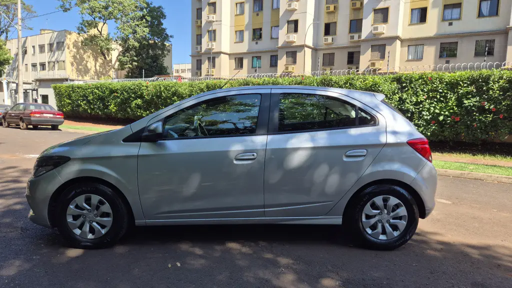 CHEVROLET Onix Hatch - Foto