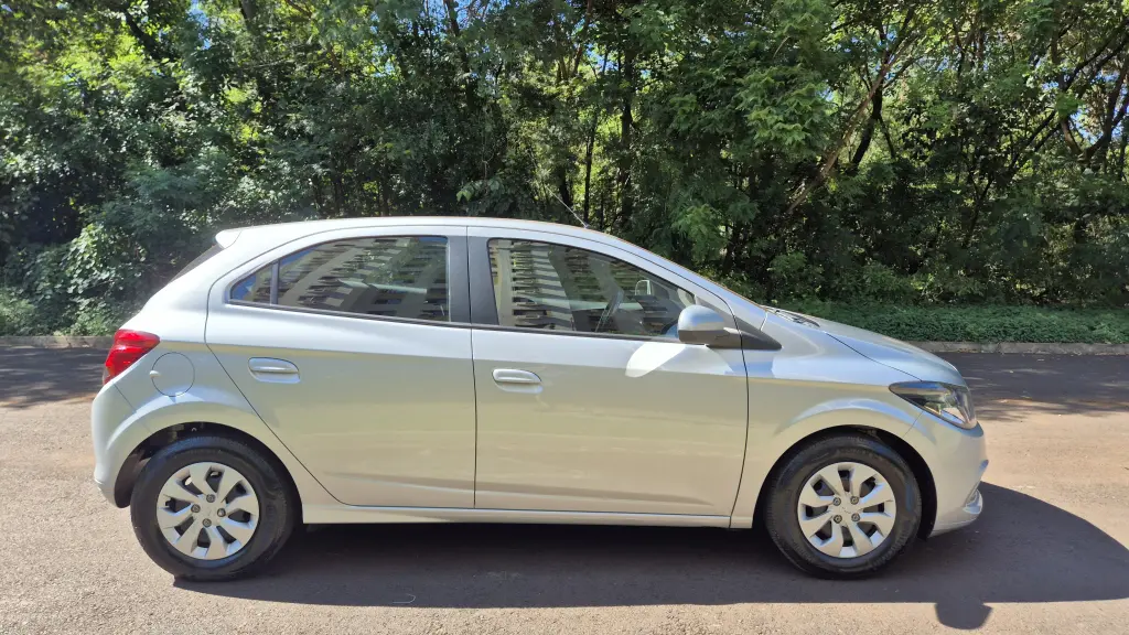 CHEVROLET Onix Hatch - Foto