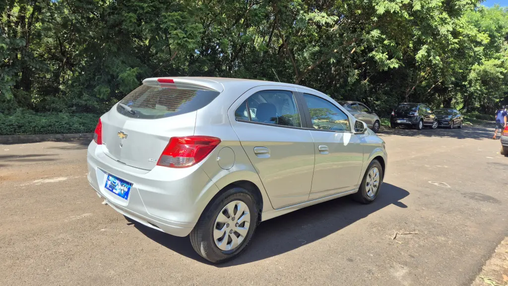 CHEVROLET Onix Hatch - Foto