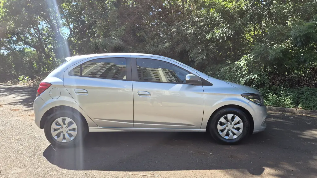 CHEVROLET Onix Hatch - Foto