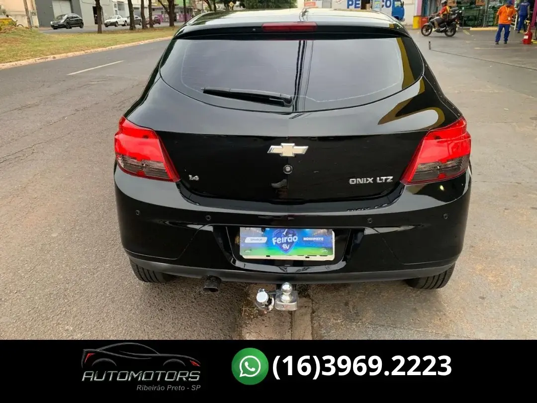 CHEVROLET Onix Hatch - Foto
