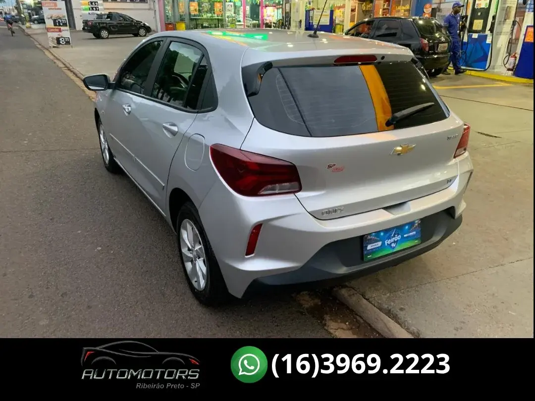 CHEVROLET Onix Hatch - Foto