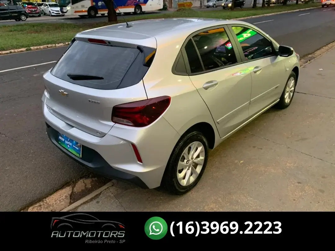 CHEVROLET Onix Hatch - Foto